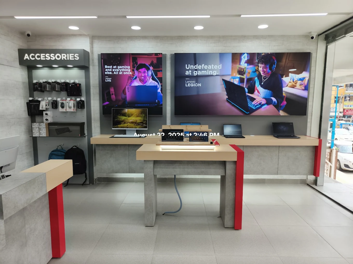 In-store gaming laptop display